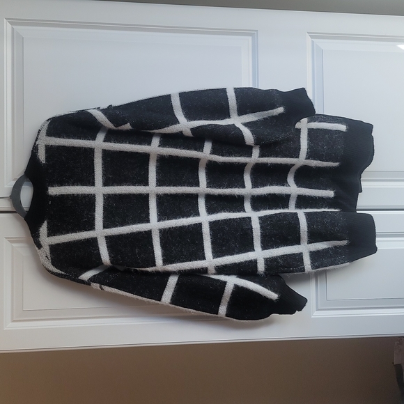 NWOT Davi & Dani Grid Pattern Cardigan Size Medium - Picture 11 of 12